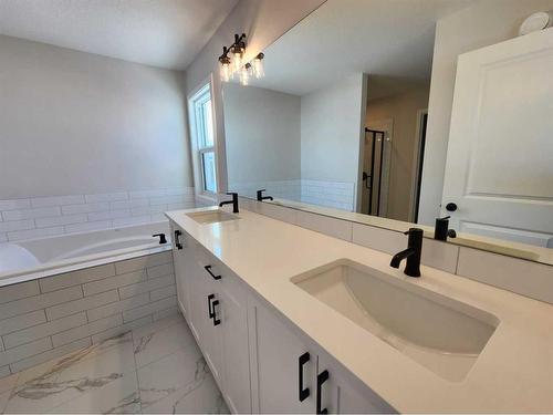 193 Lucas Place Nw, Calgary, AB - Indoor Photo Showing Bathroom