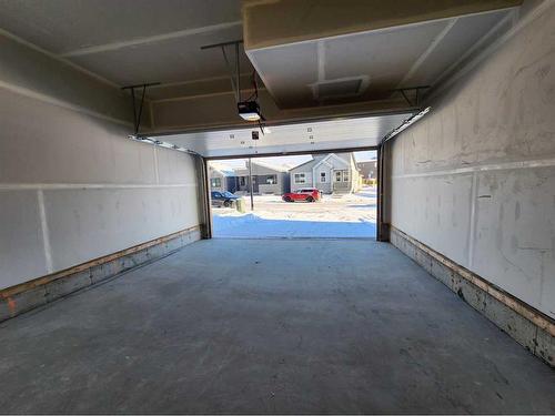 193 Lucas Place Nw, Calgary, AB - Indoor Photo Showing Garage