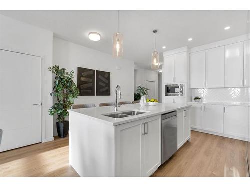 816 South Point Heath Sw, Airdrie, AB - Indoor Photo Showing Kitchen With Double Sink With Upgraded Kitchen