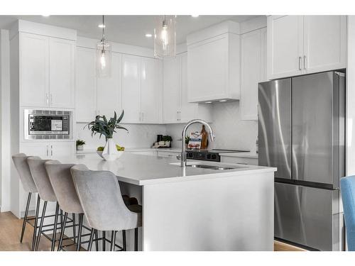 816 South Point Heath Sw, Airdrie, AB - Indoor Photo Showing Kitchen With Upgraded Kitchen