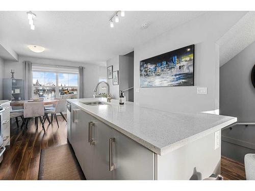 204-1225 Kings Heights Way Se, Airdrie, AB - Indoor Photo Showing Kitchen