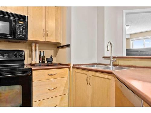 2307-505 Railway Street West, Cochrane, AB - Indoor Photo Showing Kitchen With Double Sink