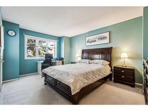 26-388 Sandarac Drive Nw, Calgary, AB - Indoor Photo Showing Bedroom