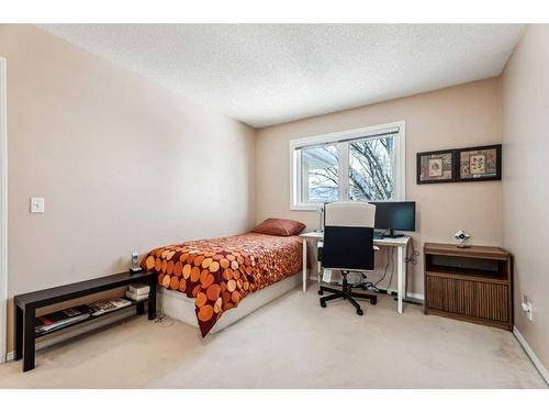 26-388 Sandarac Drive Nw, Calgary, AB - Indoor Photo Showing Bedroom