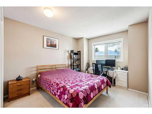 26-388 Sandarac Drive Nw, Calgary, AB - Indoor Photo Showing Bedroom