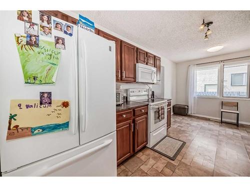 135 Carr Crescent, Okotoks, AB - Indoor Photo Showing Kitchen