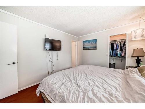 135 Carr Crescent, Okotoks, AB - Indoor Photo Showing Bedroom