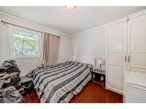 135 Carr Crescent, Okotoks, AB - Indoor Photo Showing Bedroom