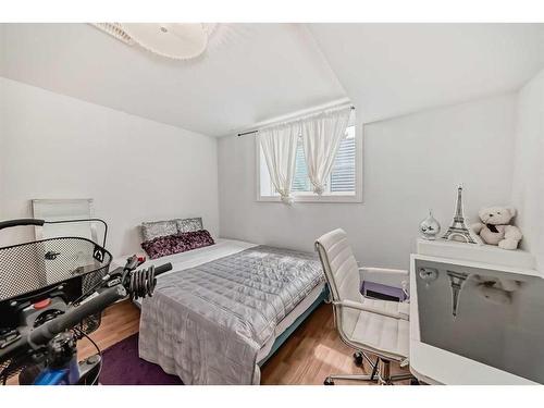 135 Carr Crescent, Okotoks, AB - Indoor Photo Showing Bedroom