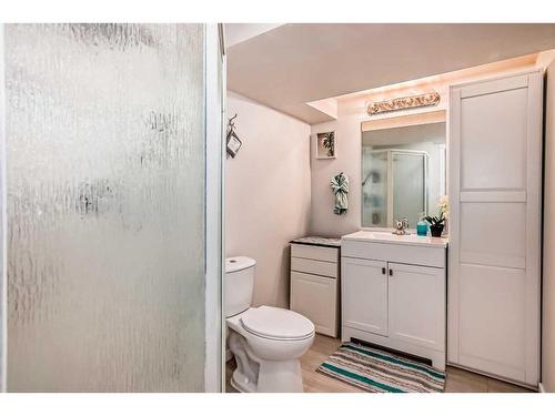 135 Carr Crescent, Okotoks, AB - Indoor Photo Showing Bathroom