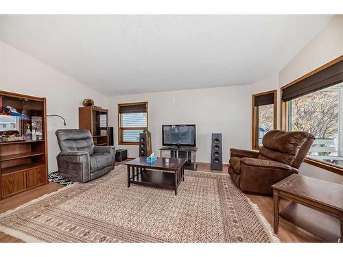 15 Carmel Close Ne, Calgary, AB - Indoor Photo Showing Living Room