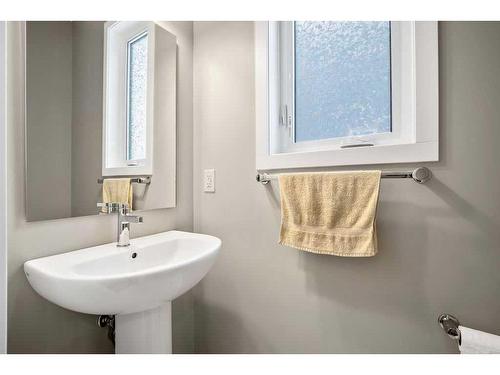 169 Yorkville Boulevard Sw, Calgary, AB - Indoor Photo Showing Bathroom