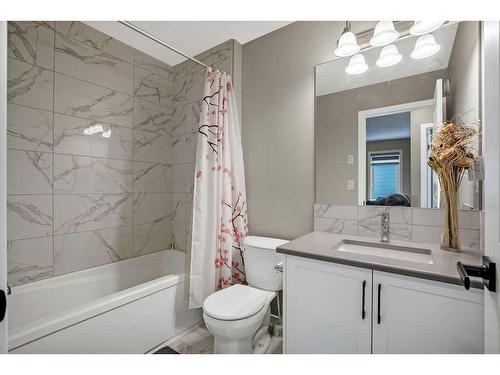 169 Yorkville Boulevard Sw, Calgary, AB - Indoor Photo Showing Bathroom