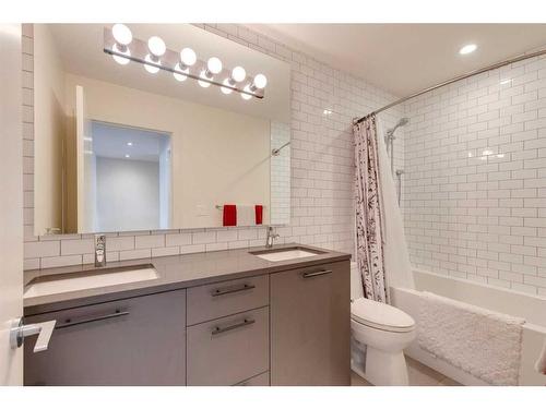 2441 29 Avenue Sw, Calgary, AB - Indoor Photo Showing Bathroom