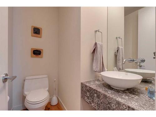 2441 29 Avenue Sw, Calgary, AB - Indoor Photo Showing Bathroom