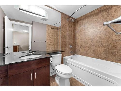 906-8880 Horton Road Sw, Calgary, AB - Indoor Photo Showing Bathroom