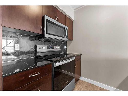 906-8880 Horton Road Sw, Calgary, AB - Indoor Photo Showing Kitchen