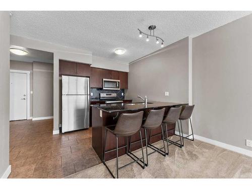 906-8880 Horton Road Sw, Calgary, AB - Indoor Photo Showing Kitchen