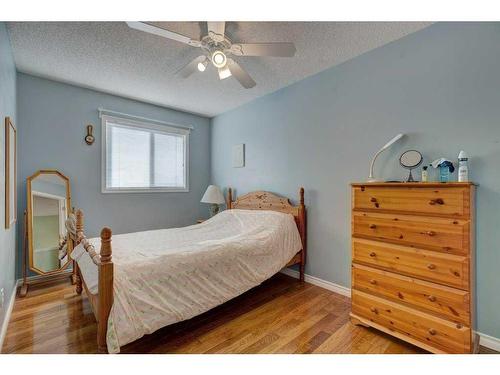 7975 Wentworth Drive Sw, Calgary, AB - Indoor Photo Showing Bedroom