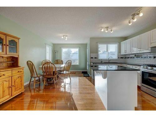 7975 Wentworth Drive Sw, Calgary, AB - Indoor Photo Showing Kitchen