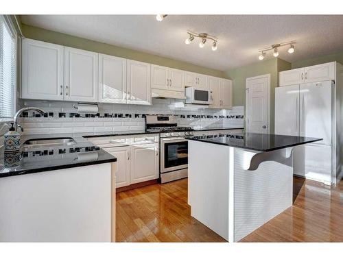 7975 Wentworth Drive Sw, Calgary, AB - Indoor Photo Showing Kitchen