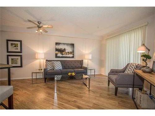 5208-604 8 Street Sw, Airdrie, AB - Indoor Photo Showing Living Room