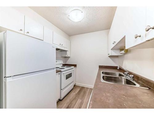 5208-604 8 Street Sw, Airdrie, AB - Indoor Photo Showing Kitchen With Double Sink