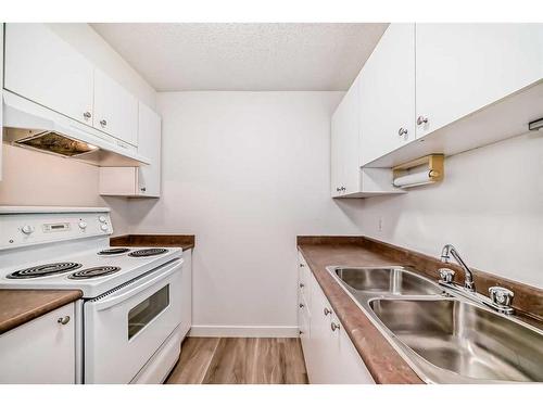 5208-604 8 Street Sw, Airdrie, AB - Indoor Photo Showing Kitchen With Double Sink