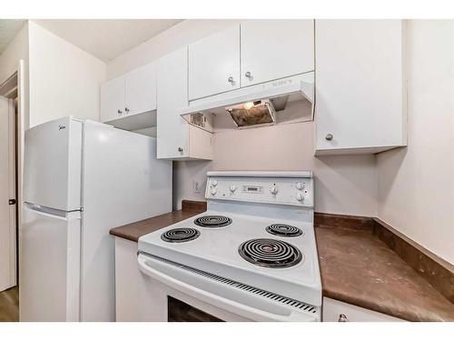 5208-604 8 Street Sw, Airdrie, AB - Indoor Photo Showing Kitchen