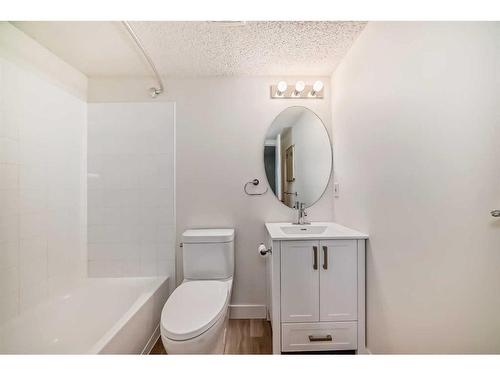 5208-604 8 Street Sw, Airdrie, AB - Indoor Photo Showing Bathroom