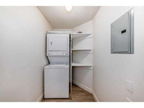 5208-604 8 Street Sw, Airdrie, AB - Indoor Photo Showing Laundry Room