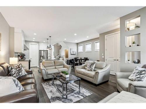 3441 Kerry Park Road Sw, Calgary, AB - Indoor Photo Showing Living Room