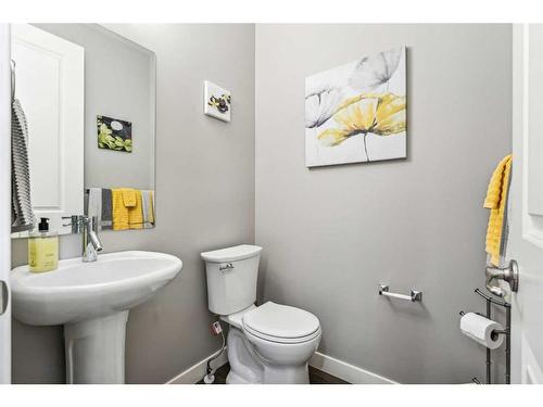 3441 Kerry Park Road Sw, Calgary, AB - Indoor Photo Showing Bathroom