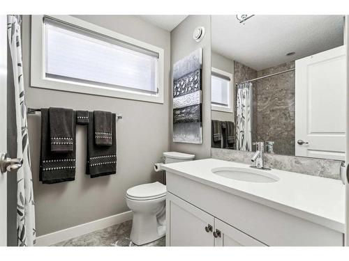 3441 Kerry Park Road Sw, Calgary, AB - Indoor Photo Showing Bathroom