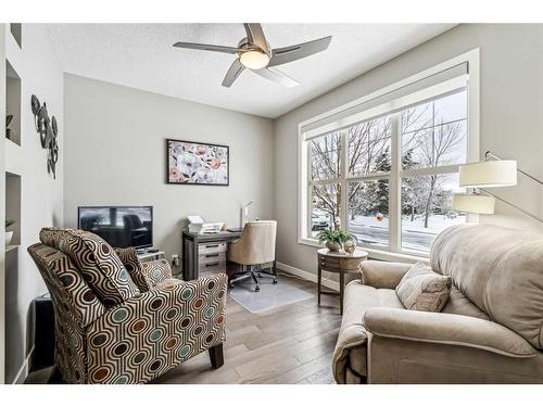 3441 Kerry Park Road Sw, Calgary, AB - Indoor Photo Showing Living Room