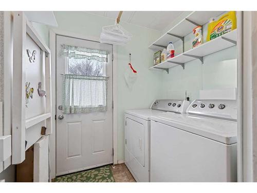 102 Brentwood Drive, Strathmore, AB - Indoor Photo Showing Laundry Room