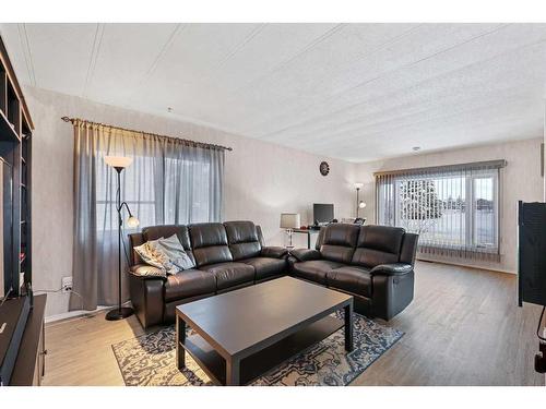 102 Brentwood Drive, Strathmore, AB - Indoor Photo Showing Living Room