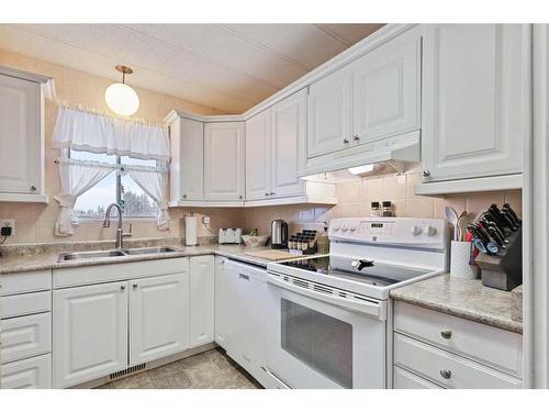 102 Brentwood Drive, Strathmore, AB - Indoor Photo Showing Kitchen With Double Sink