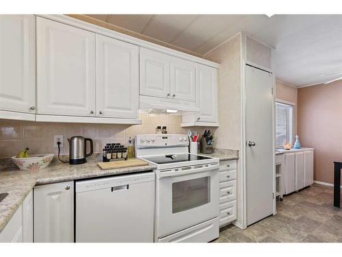 102 Brentwood Drive, Strathmore, AB - Indoor Photo Showing Kitchen