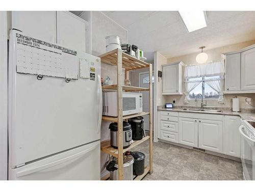 102 Brentwood Drive, Strathmore, AB - Indoor Photo Showing Kitchen With Double Sink