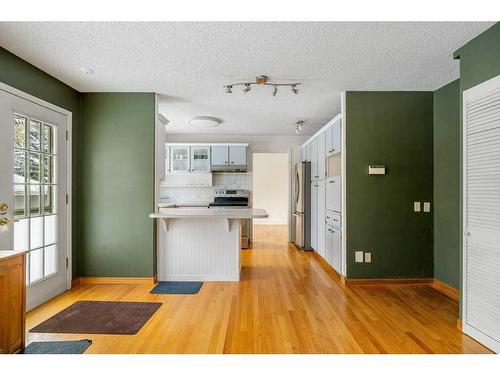 4028 Chatham Place Nw, Calgary, AB - Indoor Photo Showing Kitchen