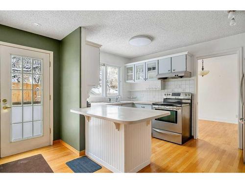 4028 Chatham Place Nw, Calgary, AB - Indoor Photo Showing Kitchen