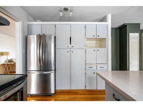 4028 Chatham Place Nw, Calgary, AB - Indoor Photo Showing Kitchen