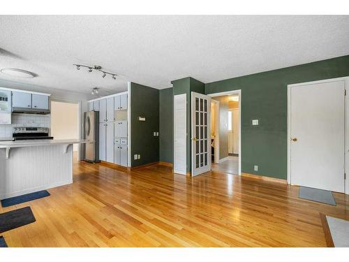 4028 Chatham Place Nw, Calgary, AB - Indoor Photo Showing Kitchen