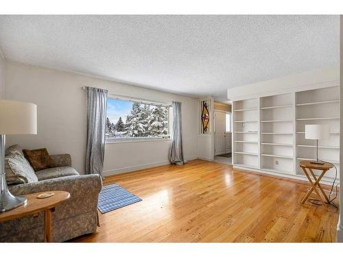 4028 Chatham Place Nw, Calgary, AB - Indoor Photo Showing Living Room