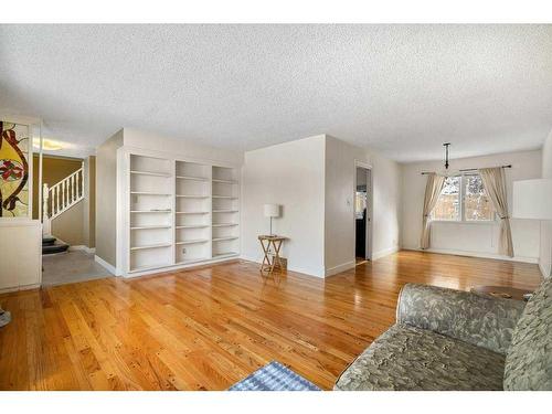 4028 Chatham Place Nw, Calgary, AB - Indoor Photo Showing Living Room