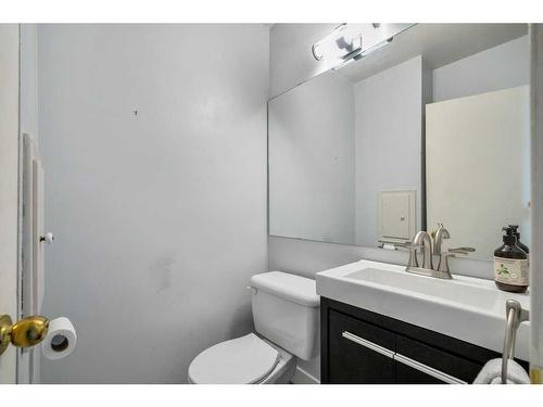 4028 Chatham Place Nw, Calgary, AB - Indoor Photo Showing Bathroom