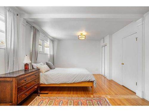 4028 Chatham Place Nw, Calgary, AB - Indoor Photo Showing Bedroom