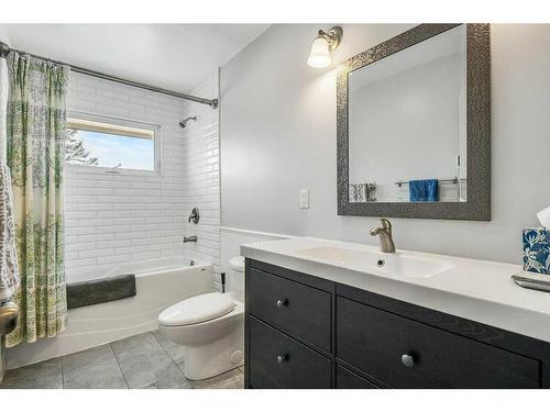 4028 Chatham Place Nw, Calgary, AB - Indoor Photo Showing Bathroom