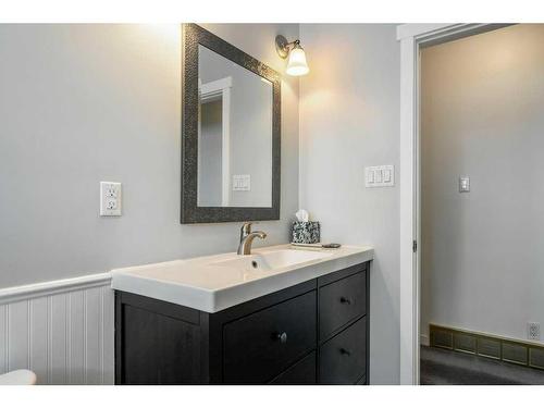 4028 Chatham Place Nw, Calgary, AB - Indoor Photo Showing Bathroom